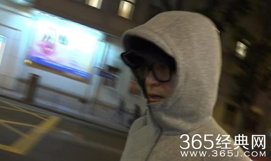 节俭！周星驰深夜现身餐厅 打包剩菜回家