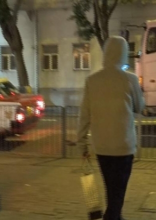 节俭！周星驰深夜现身餐厅 打包剩菜回家