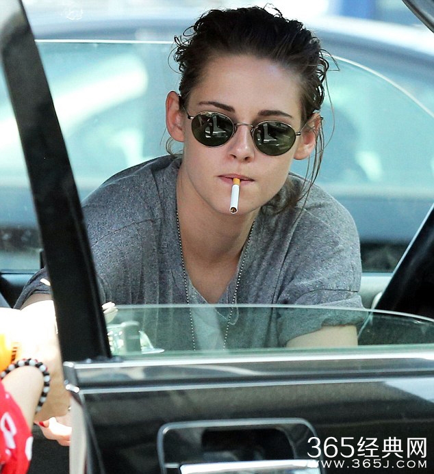 暮光女与女友激情热吻 火辣吮指秀