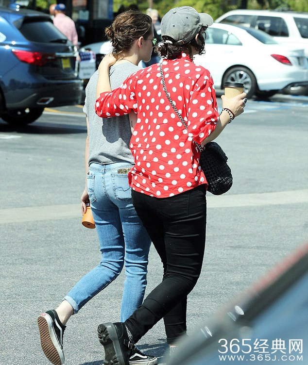 暮光女与女友激情热吻 火辣吮指秀