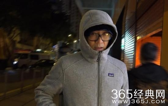 节俭！周星驰深夜现身餐厅 打包剩菜回家