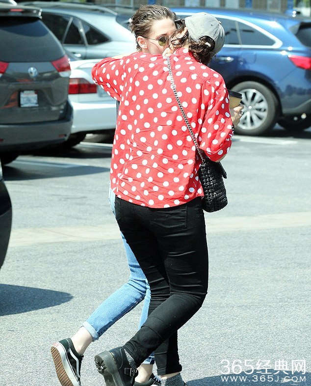 暮光女与女友激情热吻 火辣吮指秀