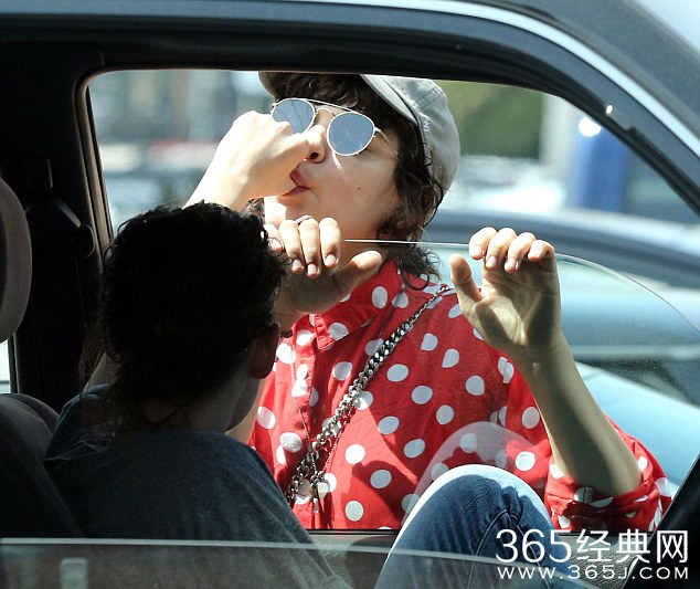 暮光女与女友激情热吻 火辣吮指秀