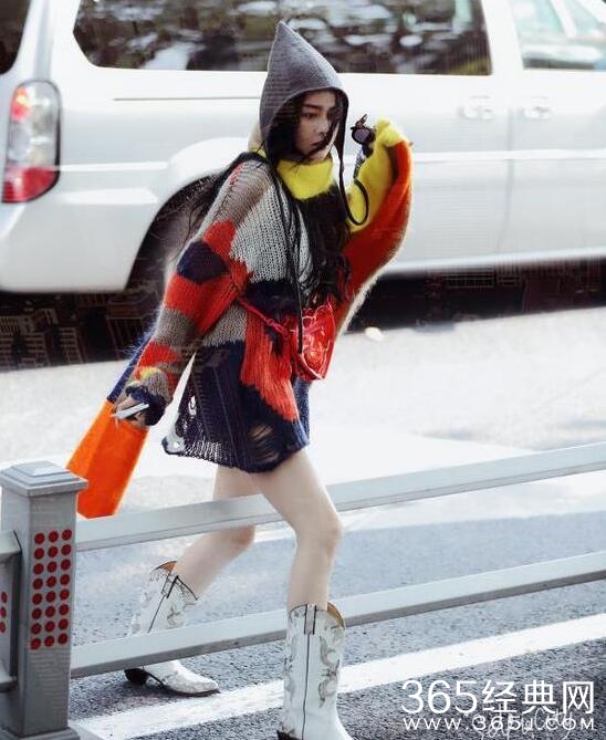 张馨予跨隔离栏也成警界红人 被点名罚款