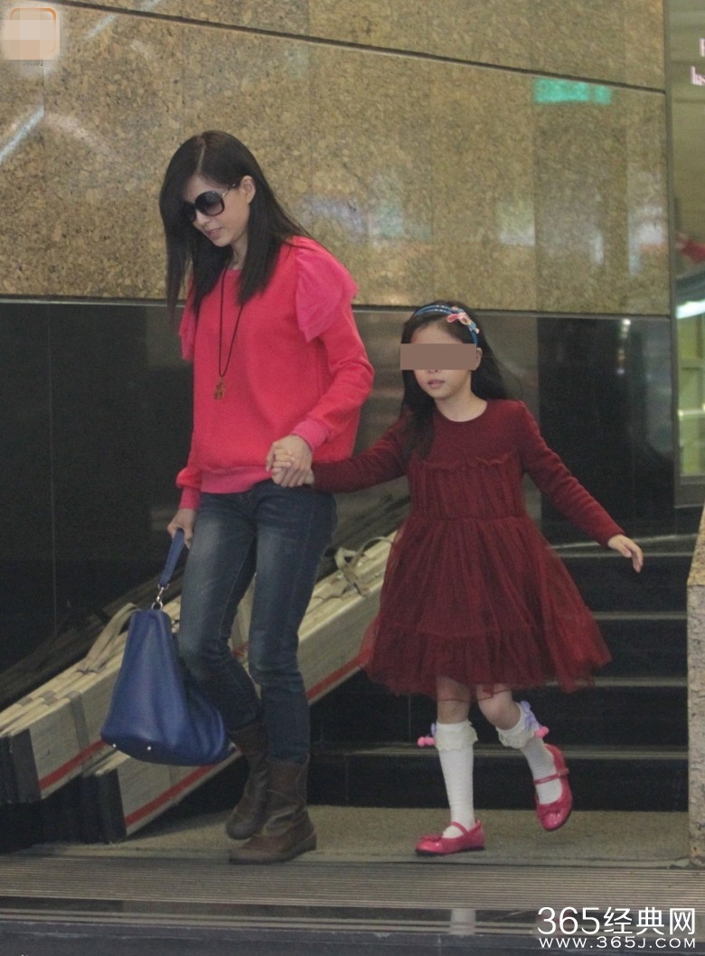 小龙女李若彤带侄女看医生 肤白美丽依旧