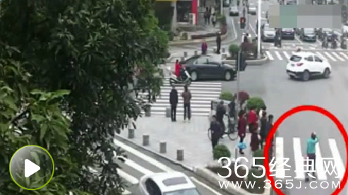 莆田女子闯红灯威胁交警视频 嚣张称叫人来让交警下跪