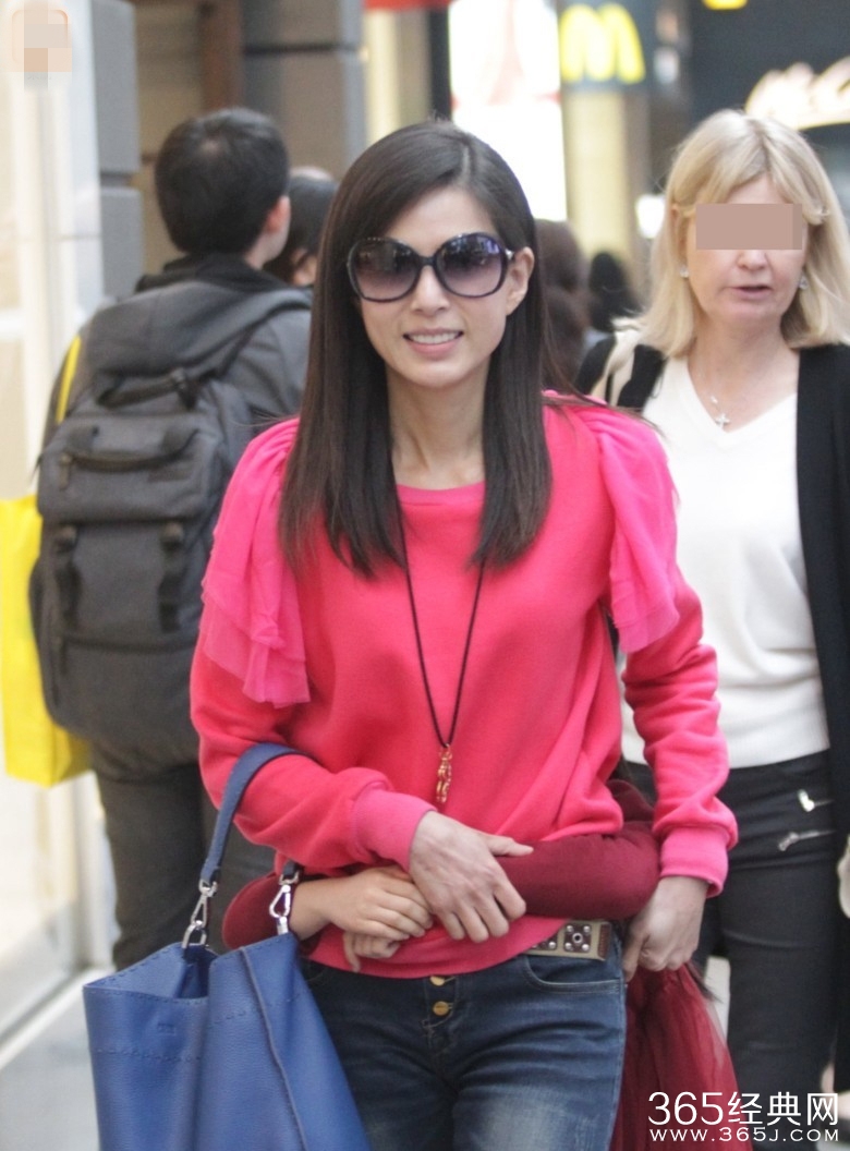 小龙女李若彤带侄女看医生 肤白美丽依旧