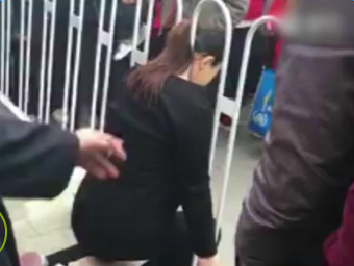 孕妇头被栏杆卡住完整监控视频 男子围观不施救