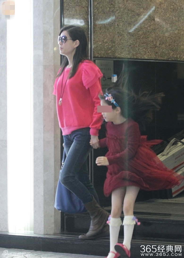 小龙女李若彤带侄女看医生 肤白美丽依旧