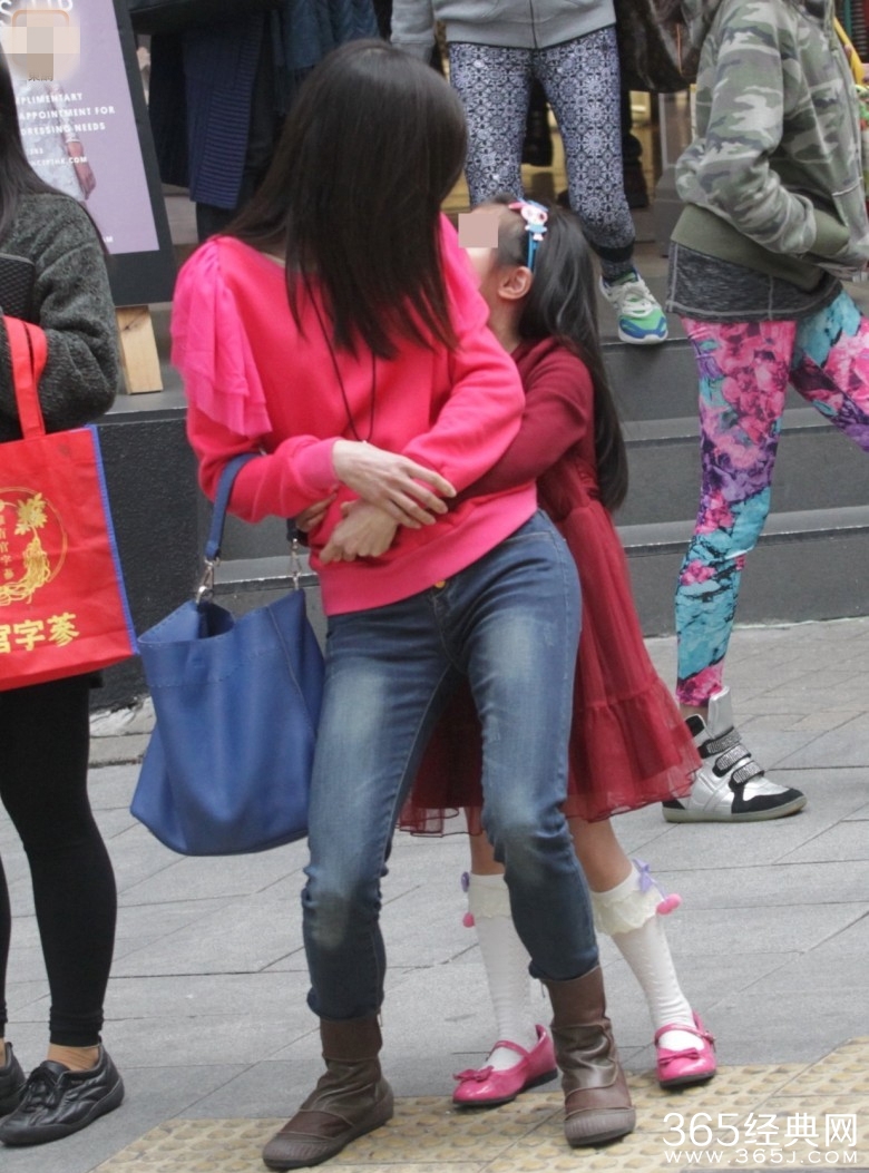 小龙女李若彤带侄女看医生 肤白美丽依旧