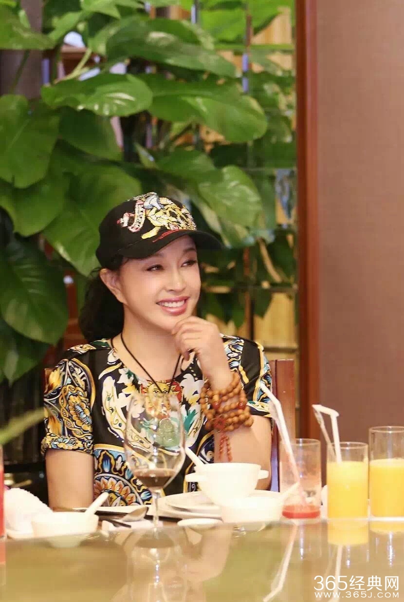 61岁刘晓庆与姐妹聚会 年轻时尚有活力