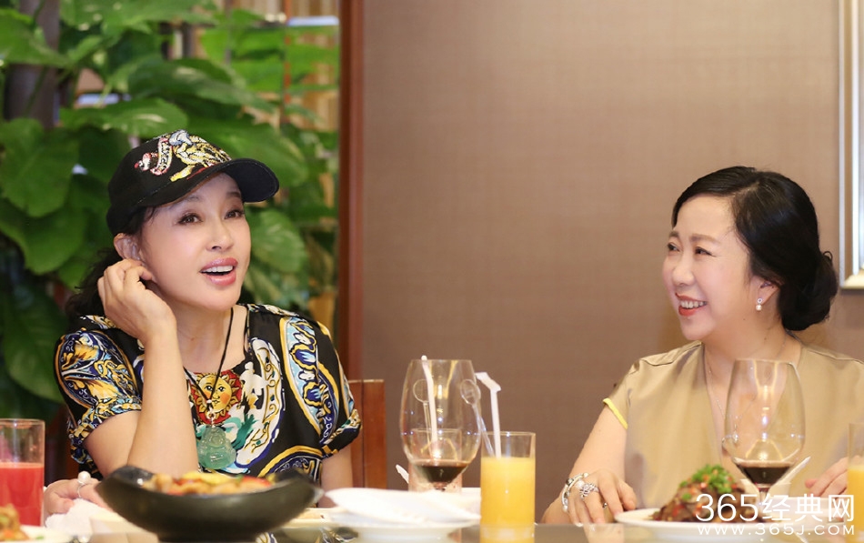 61岁刘晓庆与姐妹聚会 年轻时尚有活力