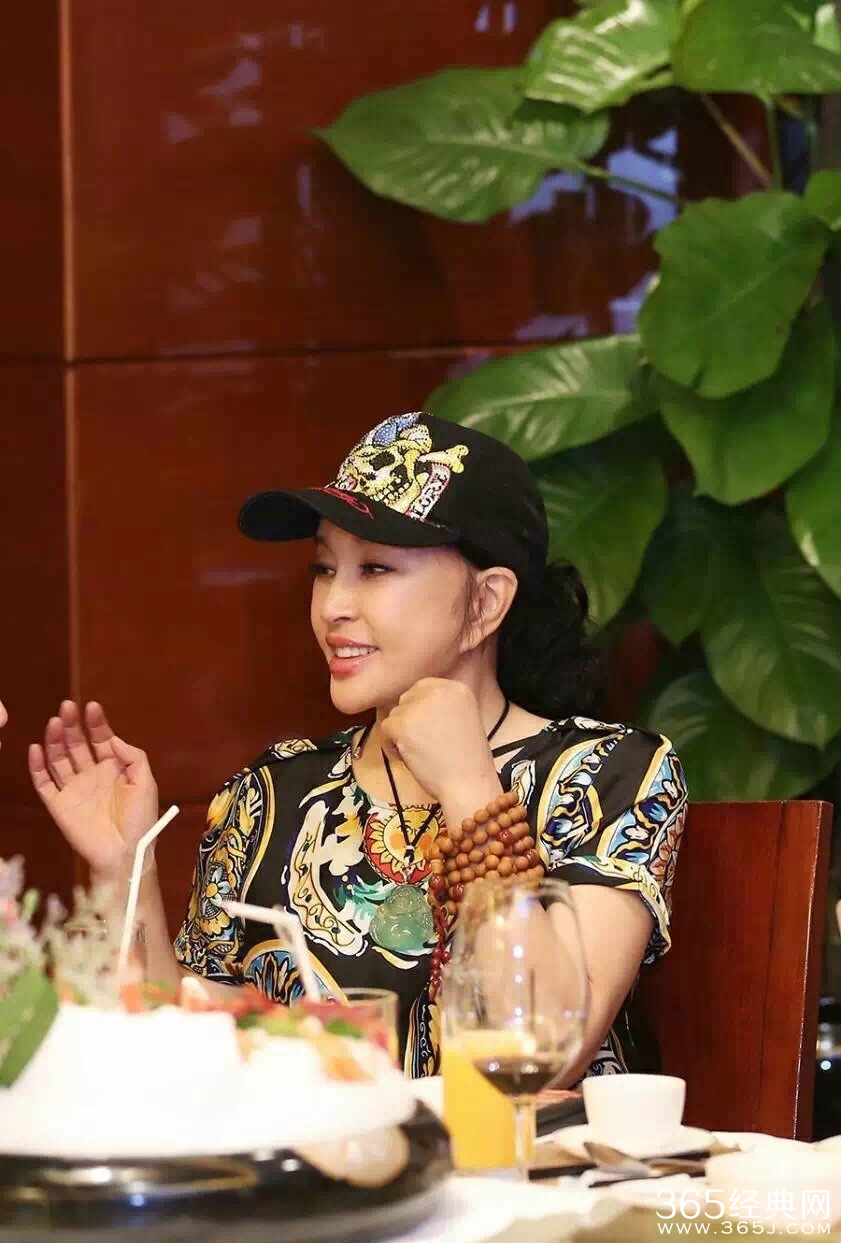 61岁刘晓庆与姐妹聚会 年轻时尚有活力