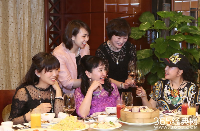 61岁刘晓庆与姐妹聚会 年轻时尚有活力