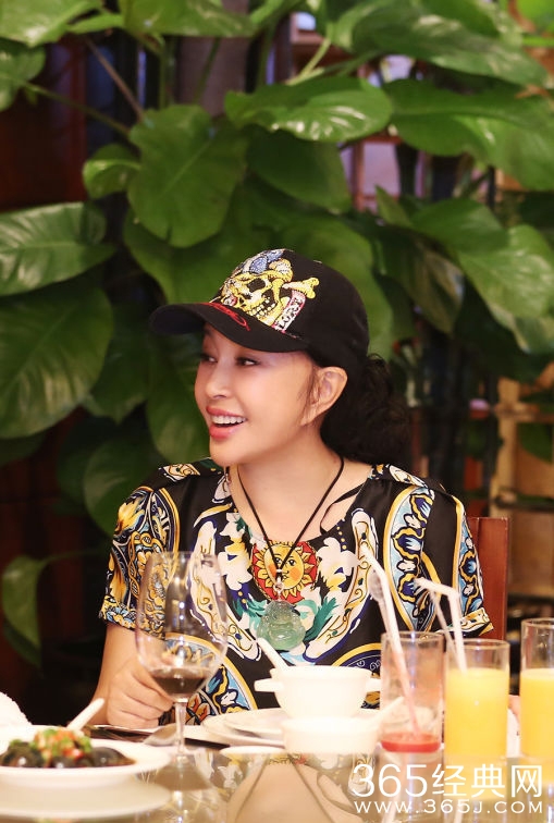 61岁刘晓庆与姐妹聚会 年轻时尚有活力