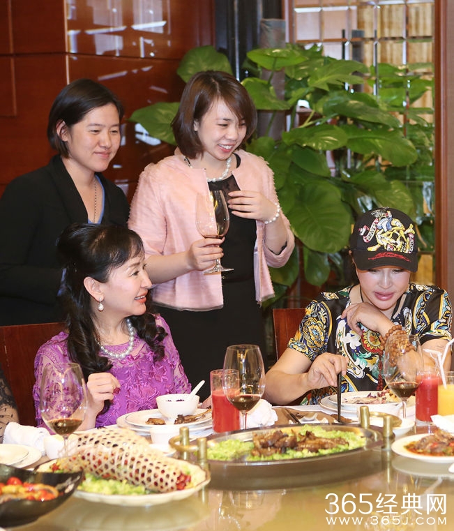 61岁刘晓庆与姐妹聚会 年轻时尚有活力