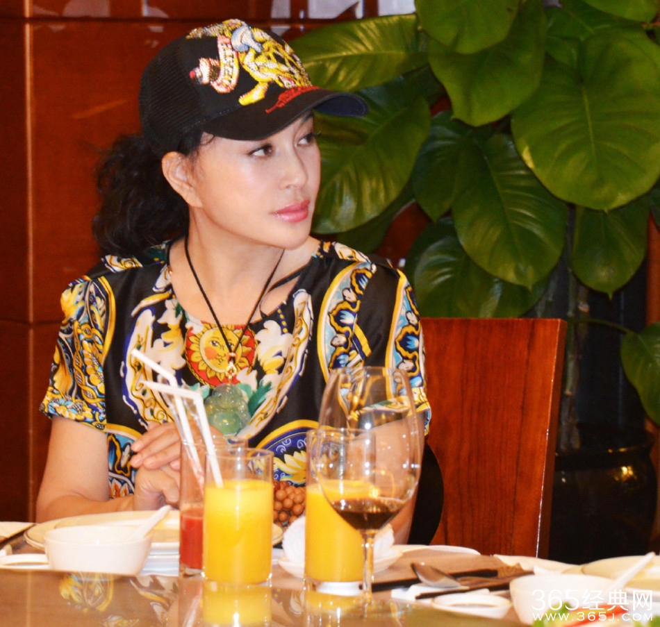 61岁刘晓庆与姐妹聚会 年轻时尚有活力