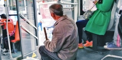 六旬农民工婉拒让座：我身上太脏