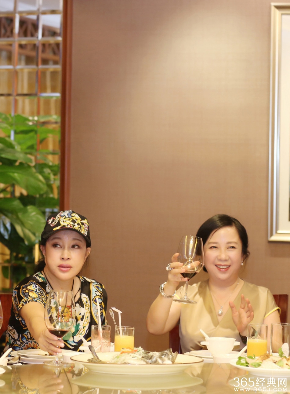 61岁刘晓庆与姐妹聚会 年轻时尚有活力