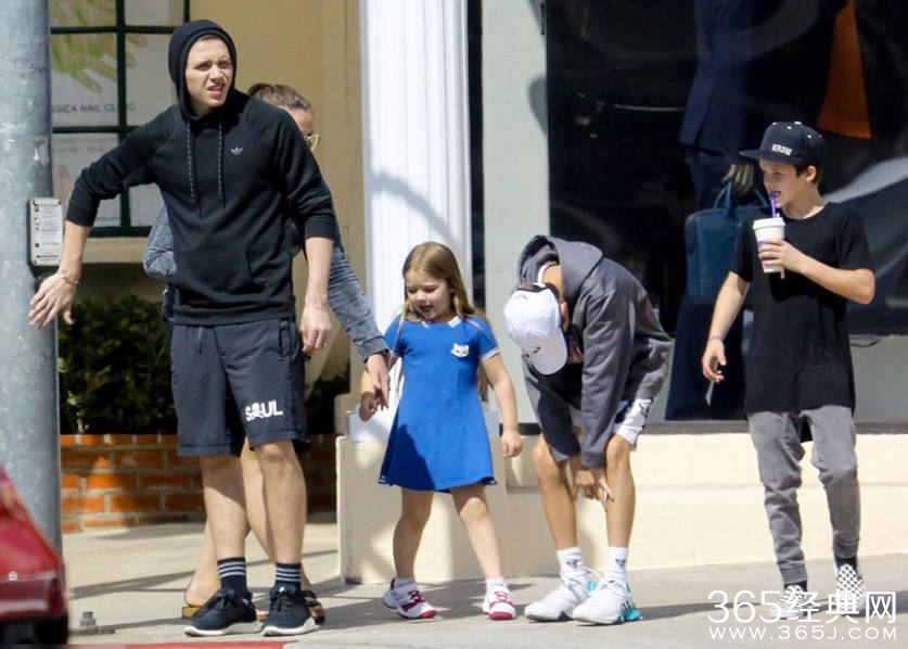 小贝全家出行其乐融融 小七扮鬼脸卖萌