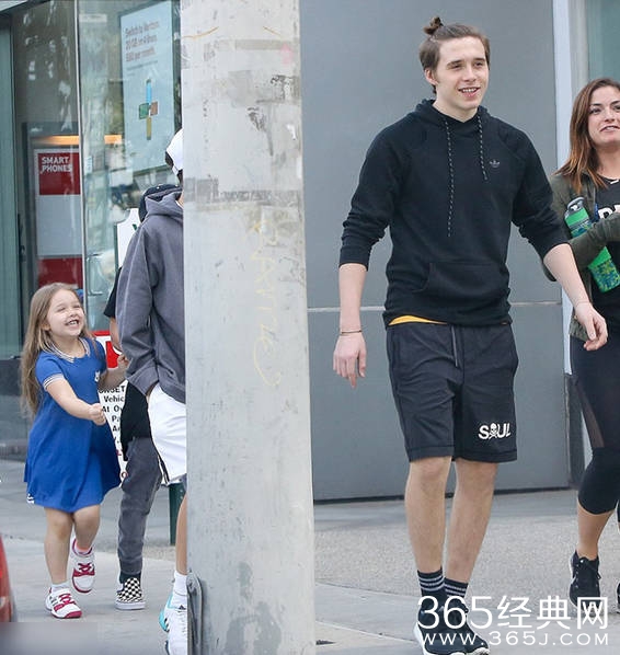 小贝全家出行其乐融融 小七扮鬼脸卖萌