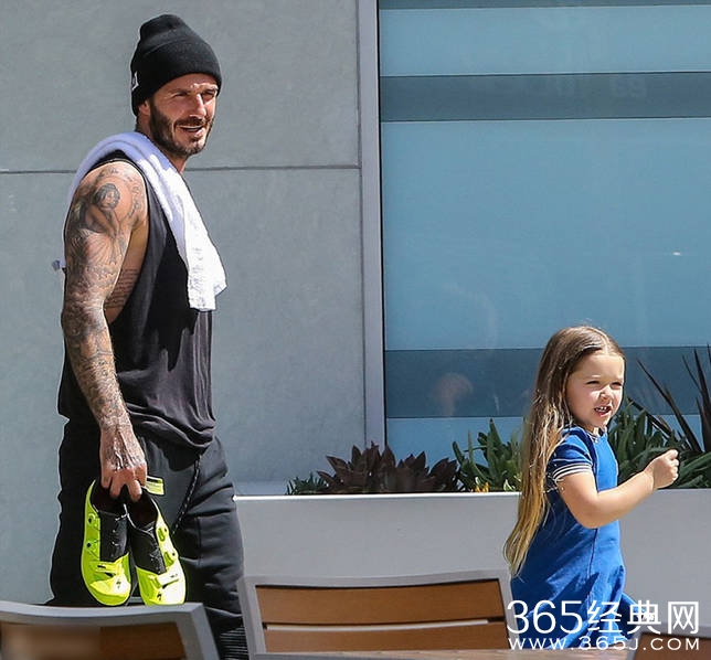 小贝全家出行其乐融融 小七扮鬼脸卖萌