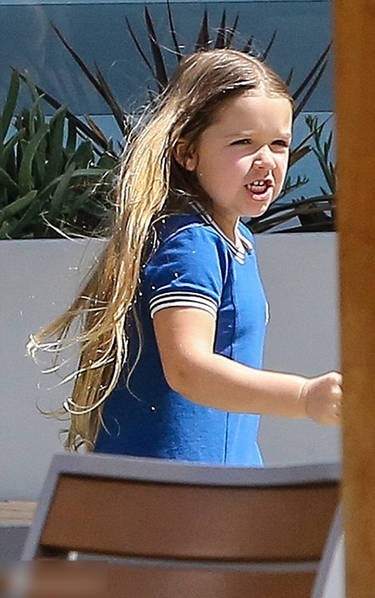 小贝全家出行其乐融融 小七扮鬼脸卖萌