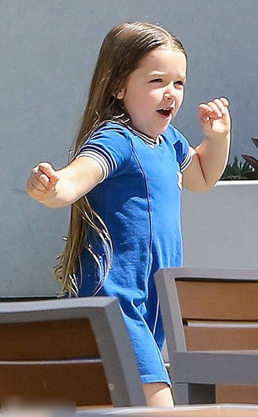 小贝全家出行其乐融融 小七扮鬼脸卖萌