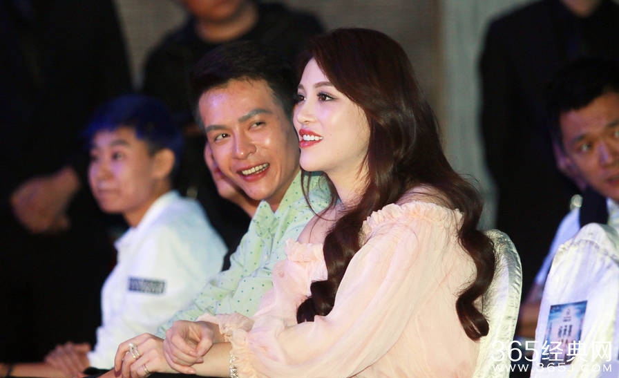 葛天庆功会嘟嘴卖萌玩涂鸦 露肩装妩媚遭偷瞄