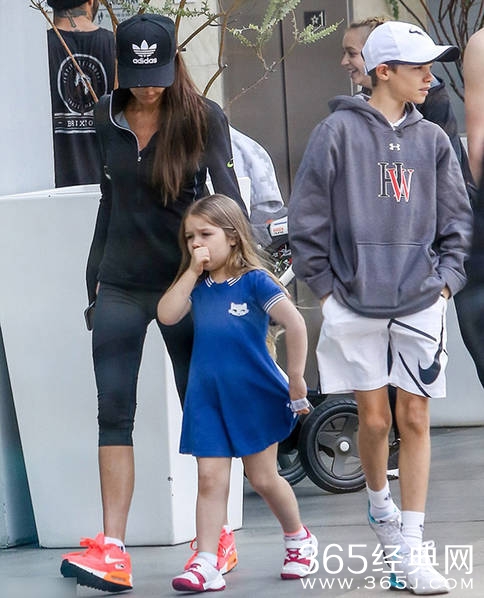 小贝全家出行其乐融融 小七扮鬼脸卖萌