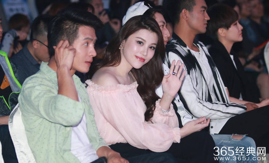 葛天庆功会嘟嘴卖萌玩涂鸦 露肩装妩媚遭偷瞄