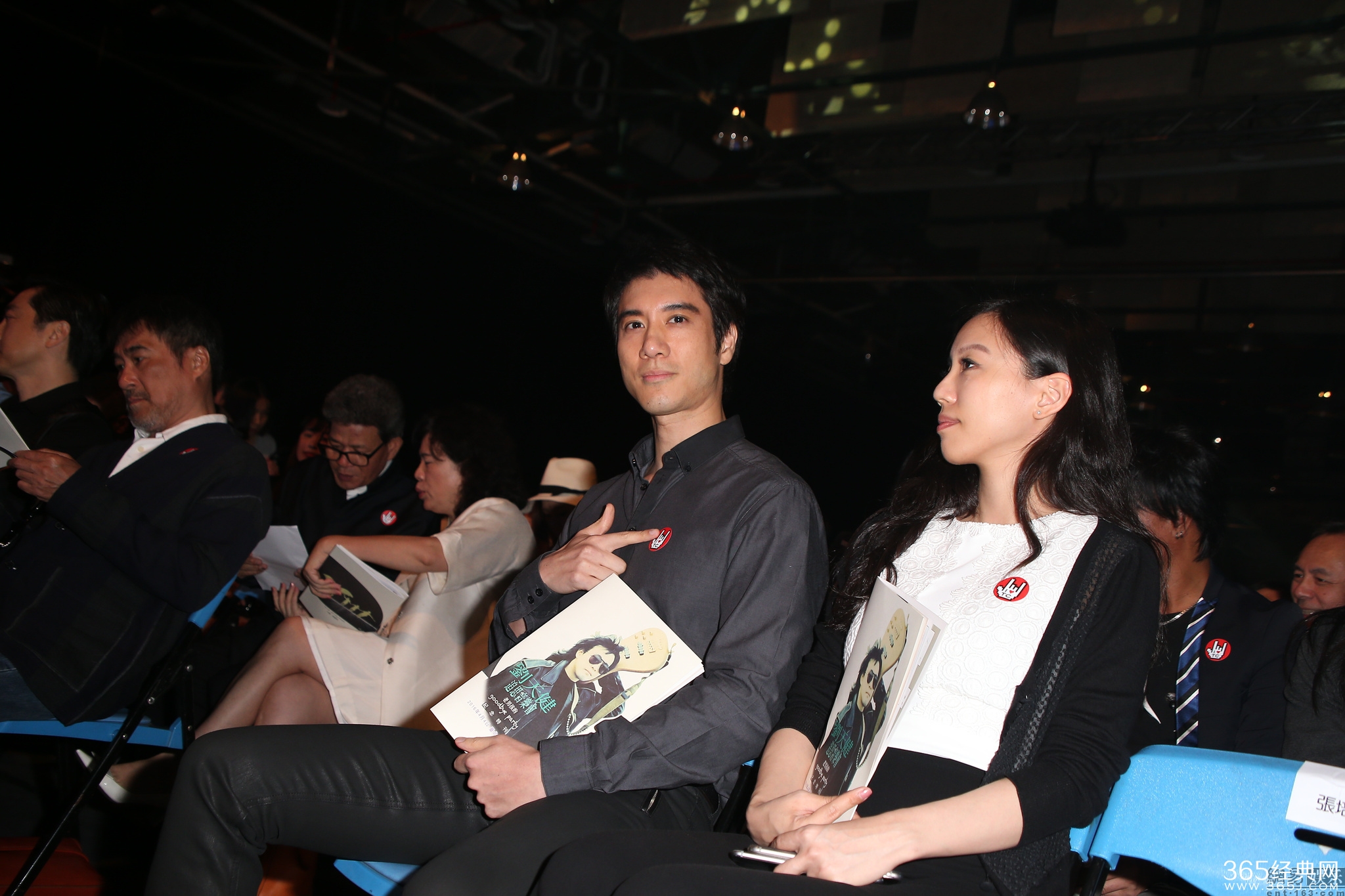 王力宏妻子李靓蕾怀二胎后首露面