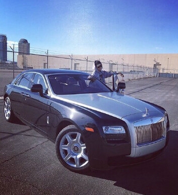 黄子韬炫富大秀豪车