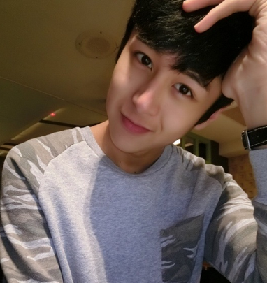 地铁萌笑男生走红资料被扒