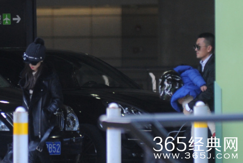 杨子抱儿子现身黄圣依低调跟随