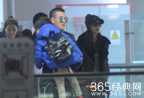 杨子抱儿子现身黄圣依低调跟随