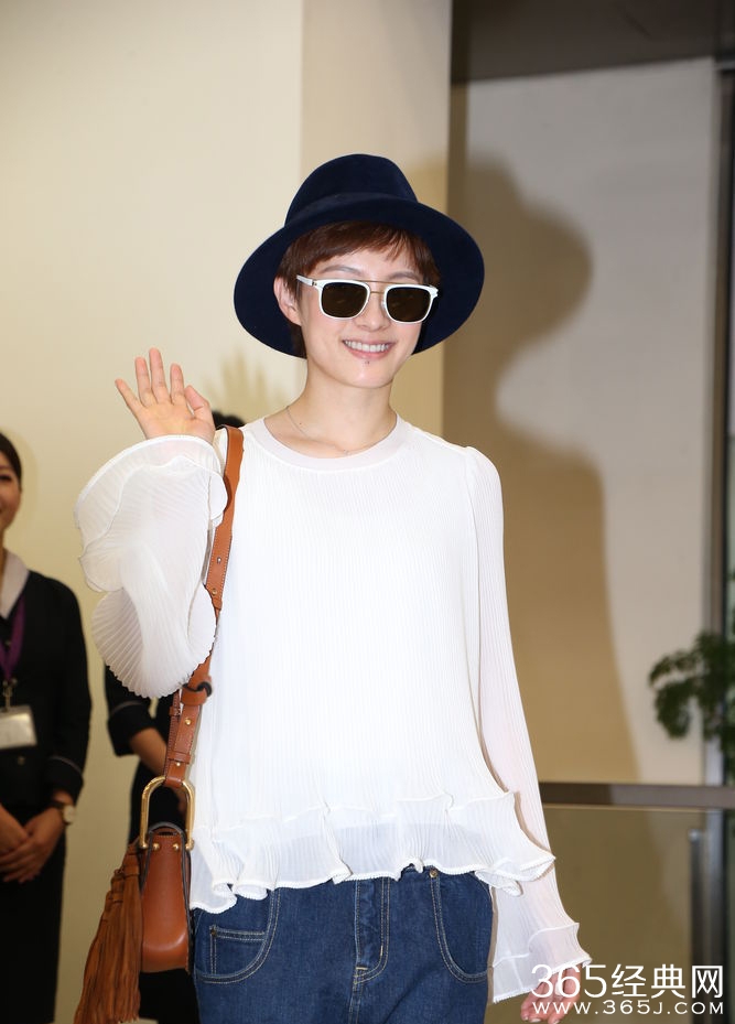 孙俪白衣配礼帽清新时尚 粉丝簇拥人气旺