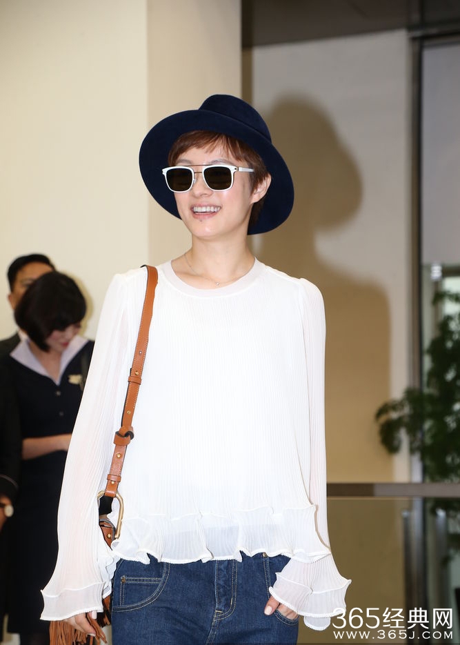孙俪白衣配礼帽清新时尚 粉丝簇拥人气旺