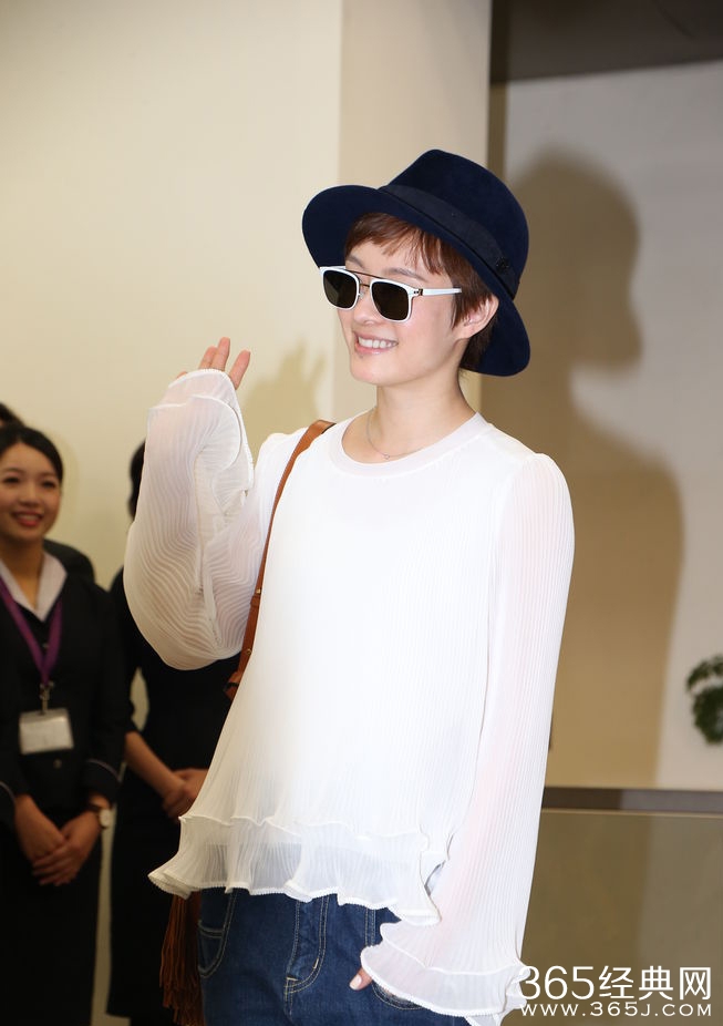 孙俪白衣配礼帽清新时尚 粉丝簇拥人气旺