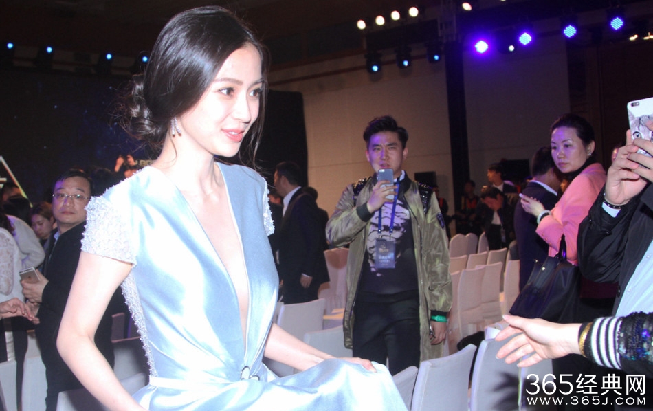 Angelababy深V长裙自窥美胸 保镖开路