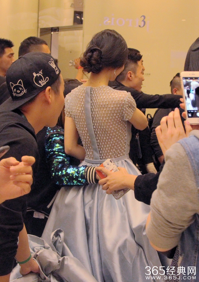 Angelababy深V长裙自窥美胸 保镖开路