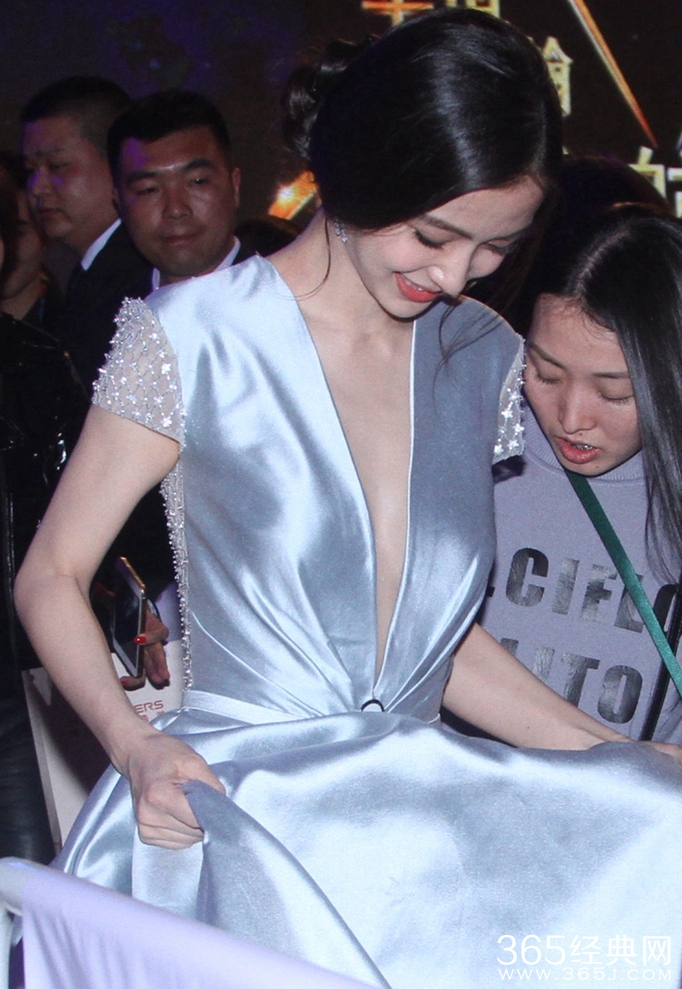 Angelababy深V长裙自窥美胸 保镖开路