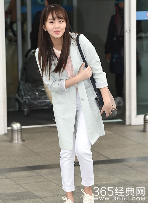 韩星金所炫飞赴中国 粉嫩少女清新甜美