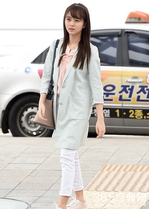 韩星金所炫飞赴中国 粉嫩少女清新甜美