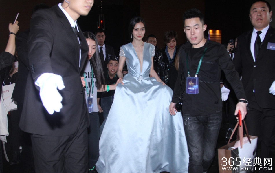 Angelababy深V长裙自窥美胸 保镖开路