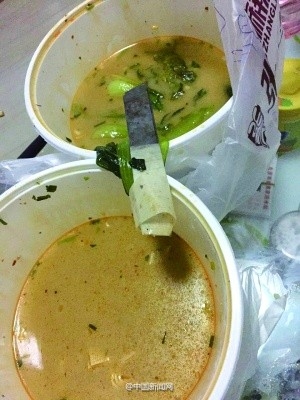 张亮麻辣烫里吃出锈刀片怎么回事真的是店家失误吗