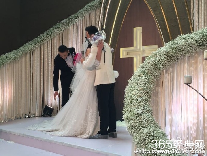 现实版“熊顿”小雨举行婚礼 黄晓明为小雨证婚现场图曝光
