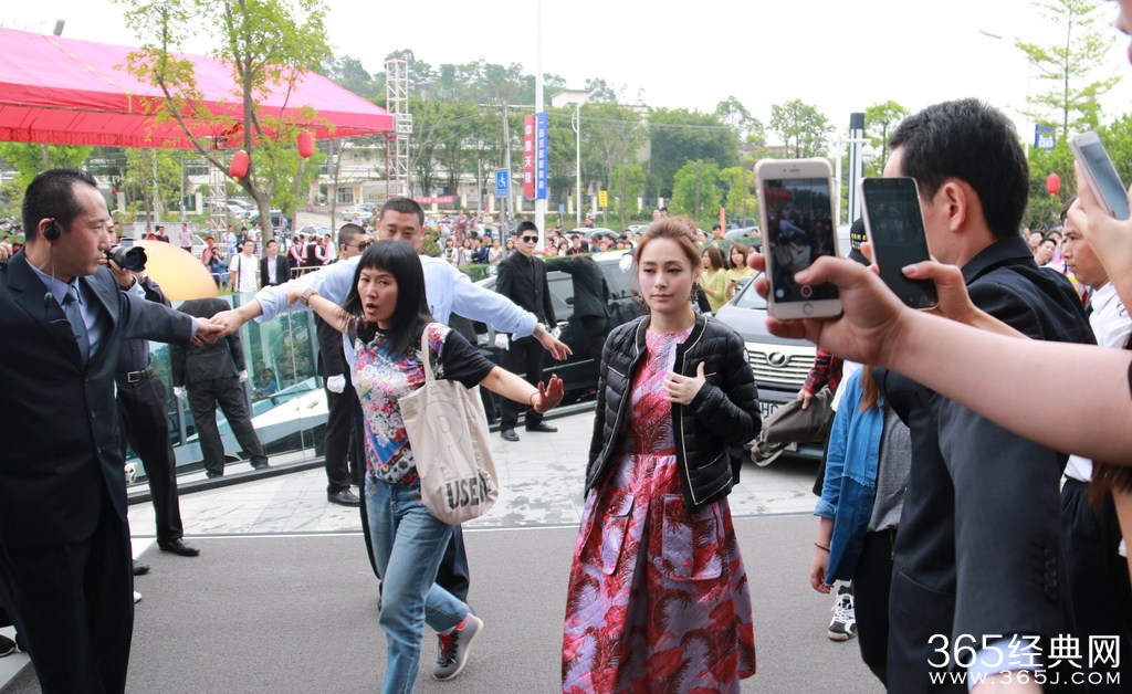 阿娇花裙捞金秀雪肤 女神甜美可爱