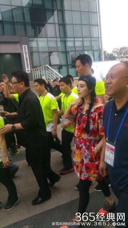 范冰冰化浓妆穿花衣跑步 挨批“做样子”