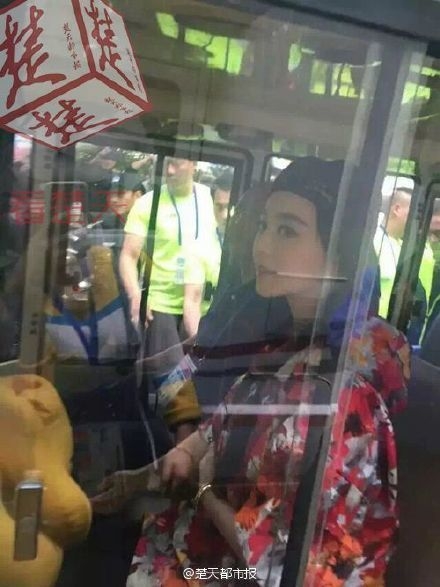 范冰冰化浓妆穿花衣跑步 挨批“做样子”